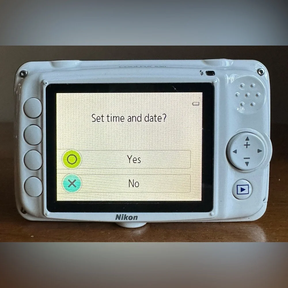 Nikon COOLPIX S30 10.1MP Waterproof Digital Camera White FOR REPAIR/PARTS